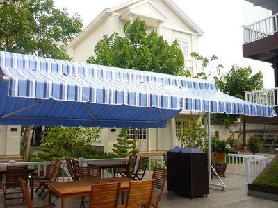 Che mưa nắng cho quán cafe ngoài trời bằng mái xếp di động